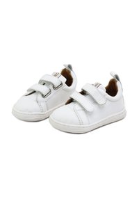 Zapatos de cuero blanco con dos correas de velcro, punta redondeada, puntera texturizada y costuras visibles a lo largo de la suela. Forro interior suave visible.