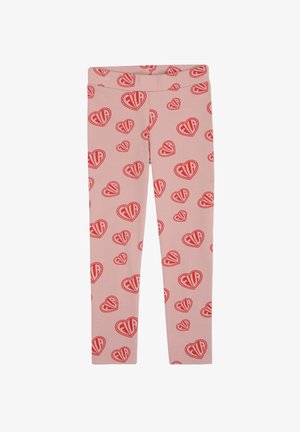 Leggings rosas con un patrón repetitivo de corazones rojos que contienen el texto "FILA" en el interior de los corazones. Fabricados con un material elástico y suave.