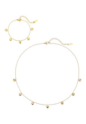Collier et bracelet délicats en or, chacun orné de multiples petits pendentifs en forme de cœur, espacés uniformément le long de fines chaînes.