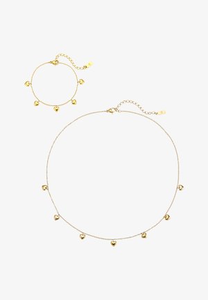 Delicate gouden halsketting en armband, elk met meerdere kleine hartvormige bedels die gelijkmatig verspreid zijn langs fijne kettingen.