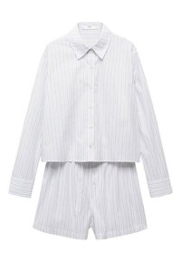 Randig tvådelad set bestående av en skjorta med krage och matchande shorts. Tyget är lätt med vertikala blåa och vita ränder.