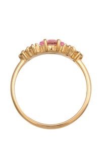 Guldring med en central oval rosa ädelsten, omgiven av strukturerade detaljer längs banden. Slät ytfinish och polerad yta.