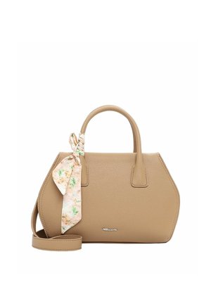 Tanfarvet struktureret håndtaske med dobbelte håndtag, aftagelig skulderrem og blomsterprintet tørklæde bundet omkring det ene håndtag, mod en hvid baggrund.