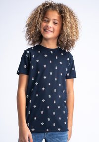 Camiseta de algodón azul marino con un patrón repetido de plantas y macetas coloridas. Mangas cortas y cuello redondo. Textura suave.