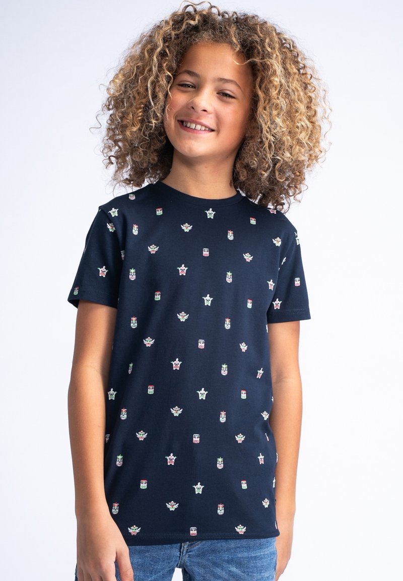 Camiseta de algodón azul marino con un patrón repetido de plantas y macetas coloridas. Mangas cortas y cuello redondo. Textura suave.