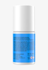 Bouteille cylindrique transparente avec un capuchon blanc et une étiquette bleue détaillant les ingrédients et les informations d'utilisation. Contient 6,5 ml de vernis à ongles UV.