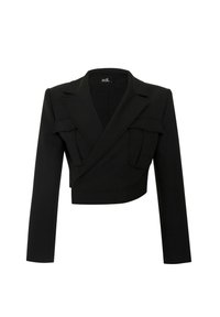 Blazer noir cropped à manches longues, devant asymétrique, larges revers et deux poches à rabat sur la poitrine, présenté sur un fond blanc.