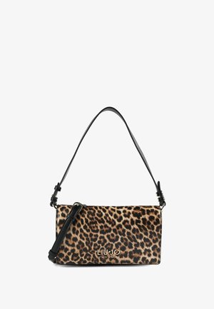 Handtas met luipaardprint en een zwarte leren schouderriem. Heeft een slanke rechthoekige vorm en een metalen merklogo aan de voorkant.