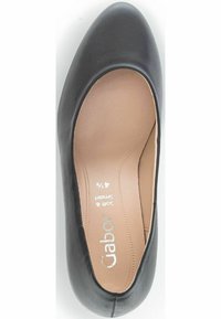 Scarpa piatta nera in pelle con punta arrotondata e superficie liscia. L'interno presenta una soletta beige contrassegnata con le informazioni sulla taglia.