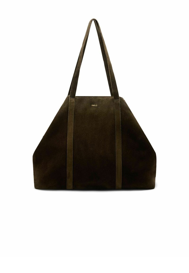 Donkergroene suède tote bag met twee lange handvatten, geometrische vorm en subtiele merklogo gecentreerd aan de voorkant. Gladde textuur.