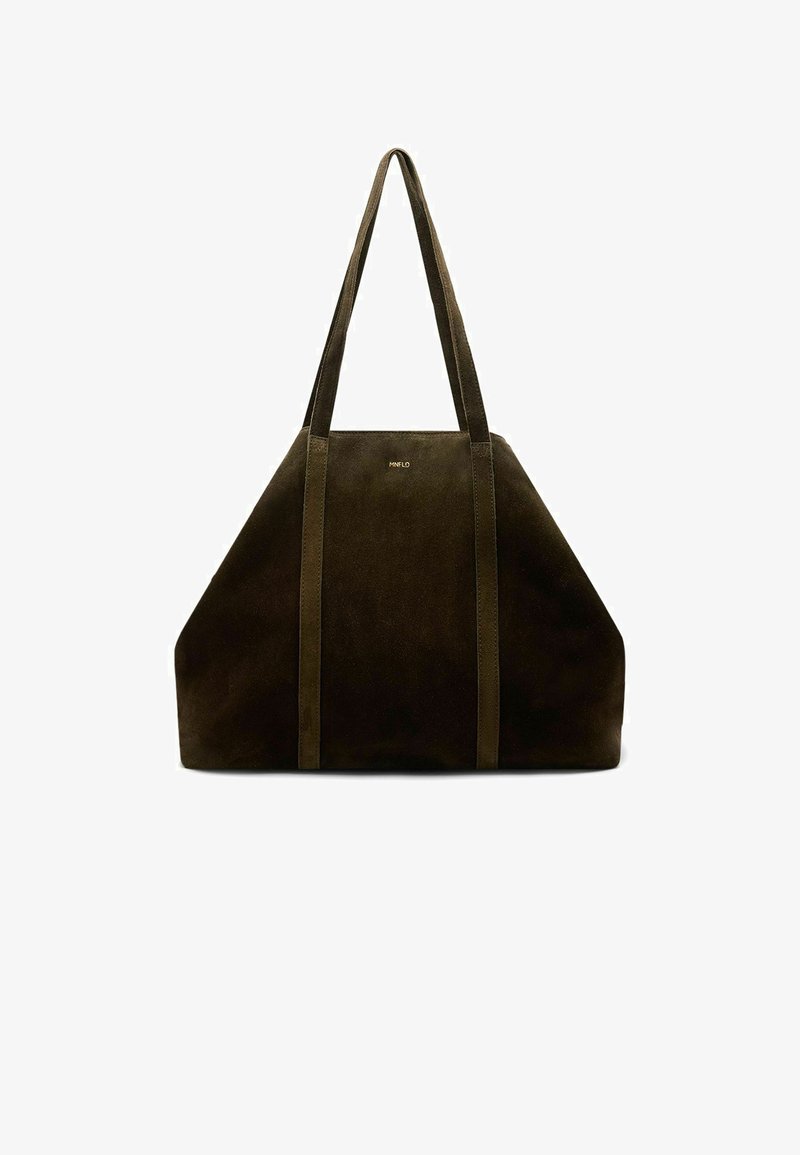 Donkergroene suède tote bag met twee lange handvatten, geometrische vorm en subtiele merklogo gecentreerd aan de voorkant. Gladde textuur.