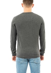 Grauer Pullover mit langen Ärmeln und rundem Halsausschnitt, gerippten Bündchen und Saum. Weicher Stoff, minimalistisches Design, keine sichtbaren Muster oder Grafiken.