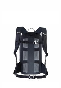 Mochila negra con respaldo acolchado, que presenta seis paneles texturizados, correas de hombro ajustables y una hebilla de liberación rápida. Material duradero utilizado.