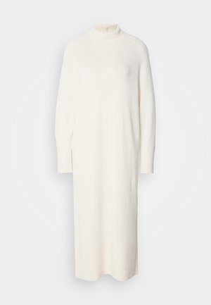 Vestido de malha branco com gola alta, mangas longas e punhos canelados. Apresenta uma silhueta reta e um comprimento até ao joelho com uma textura subtil.