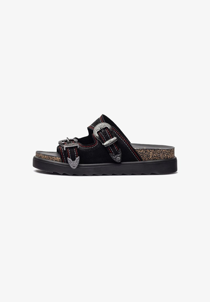 Schwarze Wildleder-Sandale zum Hineinschlüpfen mit zwei silbernen Schnallen, roten Nähten und einem strukturierten Korkfußbett. Dicke schwarze Gummisohle mit Rillen.