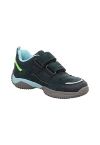 Velcro-Sneaker aus dunkelgrünem Wildleder mit Mesh-Einsätzen. Hellblaue Akzente an Zunge und Sohle, graue Gummisohle und reflektierende Details.
