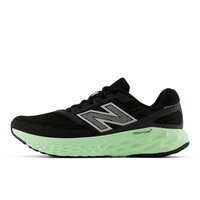 Zwarte hardloopschoenen met een mesh bovenkant, zilveren accenten en een gestructureerde mintgroene zool. Heeft een gevoerde middenzool en een vetersysteem.