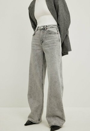 MIT HOHER TAILLE - Flared jeans - light grey