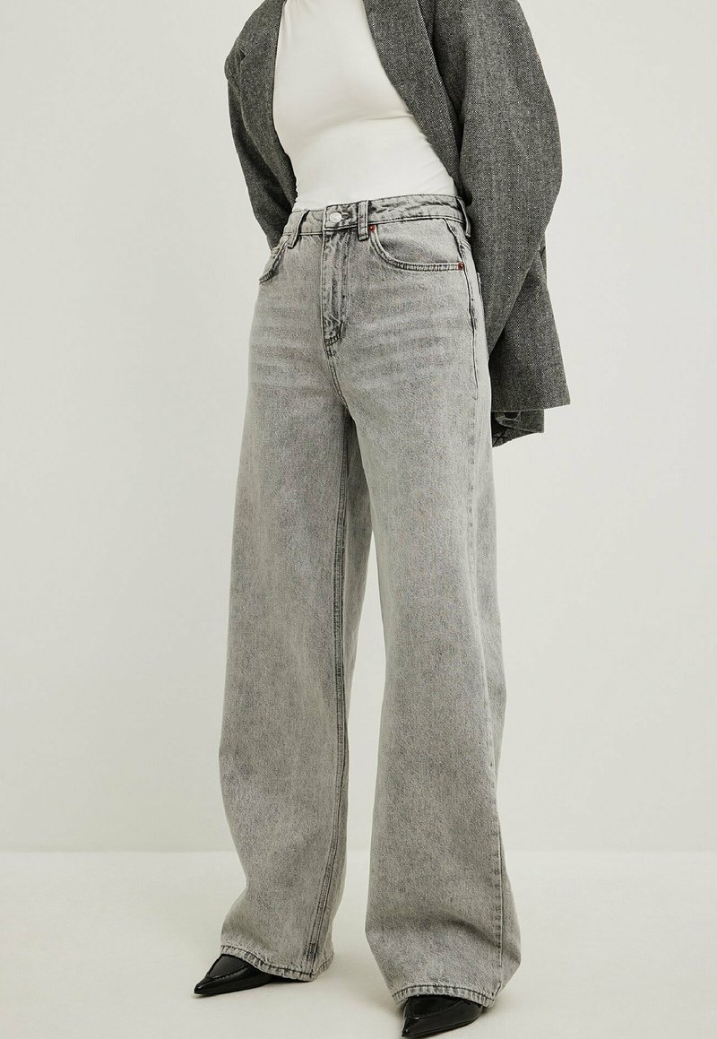 NA-KD MIT HOHER TAILLE - Wide leg - light grey