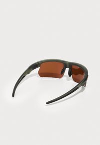 Sonnenbrille mit einem leichten, dunkelgrünen Rahmen, umschließendem Design, braun getönten Gläsern und strukturierten Bügelgriffen für einen sicheren Sitz.