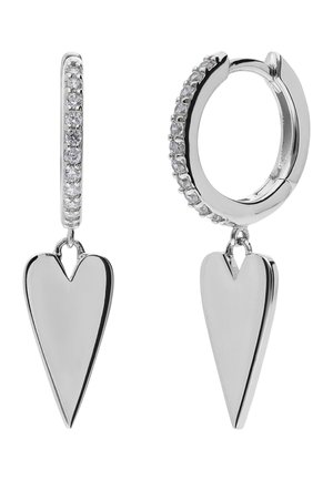 Zilveren oorringen met kleine heldere stenen op de ring en langwerpige glanzende hartvormige hangers die aan elk hangen.
