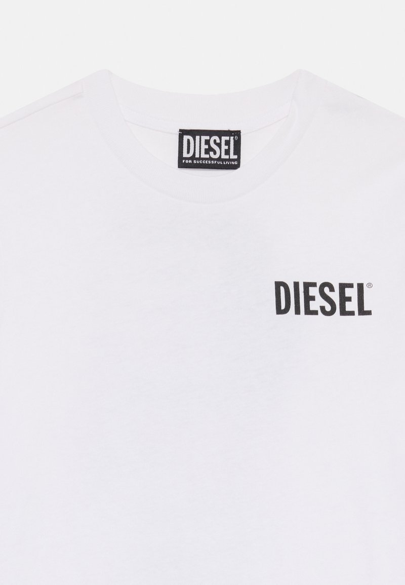 T-shirt bianca in cotone con scollo a girocollo e logo nero "DIESEL" sul lato superiore sinistro. Tessuto morbido con vestibilità classica.