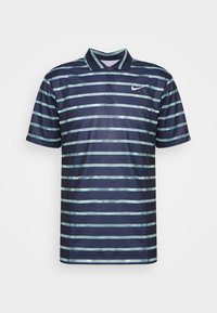 Polo marine avec des rayures horizontales bleu clair et turquoise, manches courtes, col, et logo Nike sur la poitrine gauche.