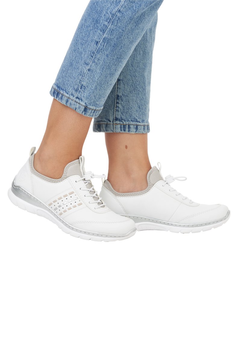Scarpe sportive bianche con accenti grigi, in pelle texturizzata e con design a stringhe. Suola flessibile e dettagli perforati sui lati.