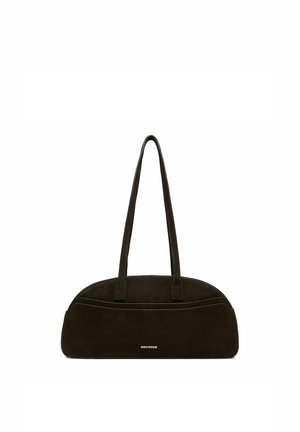 Czarna zamszowa torebka w kształcie półksiężyca z długimi paskami i widocznym przeszyciem, z małym logo "Gino Rossi" na środku przedniej strony.