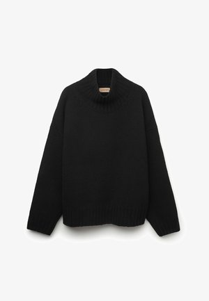 Sort strikket sweater med høj, ribbet krave, sænkede skuldre samt ribbede manchetter og kant. Har et struktureret stiks mønster.