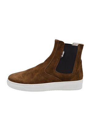 Bottines en suède marron avec des panneaux élastiques sur les côtés, une semelle en caoutchouc blanche et une texture lisse, offrant une silhouette épurée.