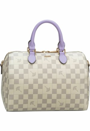 Beigen ja kermanvärinen ruutukuvioinen käsilaukku, jossa kukkakuvioita, laventelinväriset kahvat, kultainen vetoketju ja pieni kultainen logo etuosan keskellä.