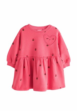 Rosa Pulloverkleid mit langen Ärmeln und gerafftem Rock, mit einem herzförmigen gestickten Patch und floralen Mustern in Rot und Braun.