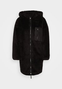 Abrigo con capucha forrado de piel negra, con cremallera en la parte delantera, que cuenta con un bolsillo lateral con detalle de cremallera y una textura suave.