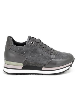Sneaker grigia con texture trapuntata; accenti in pelle liscia; lacci rotondi; occhielli decorati; suola ammortizzata; sottili riflessi metallici.