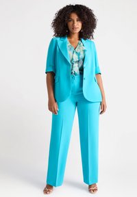 Turquoise blazer en broeken set, met een getailleerd ontwerp, korte mouwen en een bijpassend kleurenschema. Lichtgewicht stof met een gladde textuur.