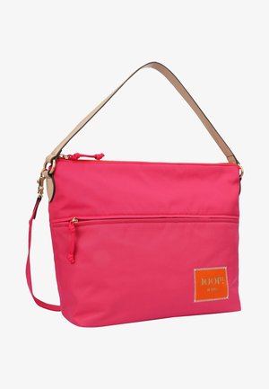 Borsa a tracolla rosa con tasca frontale con cerniera, manico beige e patch arancione con la scritta "JOOP! JEANS" nell'angolo in basso a destra.