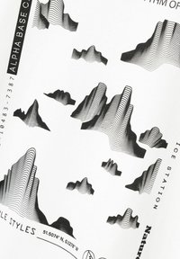 Tela blanca con arte lineal negro que presenta picos montañosos, con diferentes alturas y detalles. Los elementos de texto incluyen coordenadas geográficas y etiquetas de diseño.