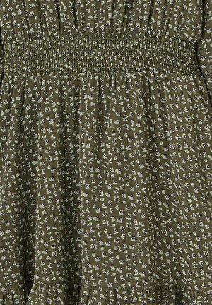 Robe florale en coton vert olive avec taille smockée, ornée de petits motifs de fleurs blanches et violettes et d'un ourlet volé.