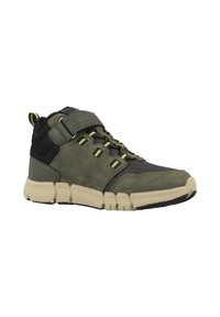 Oliwkowo-zielony i czarny wysoki sneaker z beżową podeszwą, rzepem oraz żółtymi akcentami w sznurowadłach, zaprojektowany do codziennego noszenia.