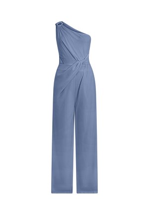 Ein schulterfreier Jumpsuit in staubigem Blau mit weitem Bein, plissiertem Taillendetail und einem Metallring-Akzent am Träger.