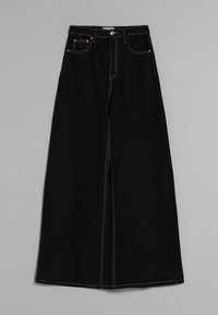 Svarta vida jeans med kontrasterande gula stygn, framfickor och knäppning. Tillverkade av denimtyg.