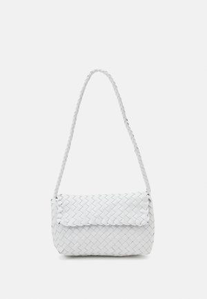Bolso de hombro de cuero trenzado blanco con una correa trenzada y cierre de solapa, situado sobre un fondo blanco liso.