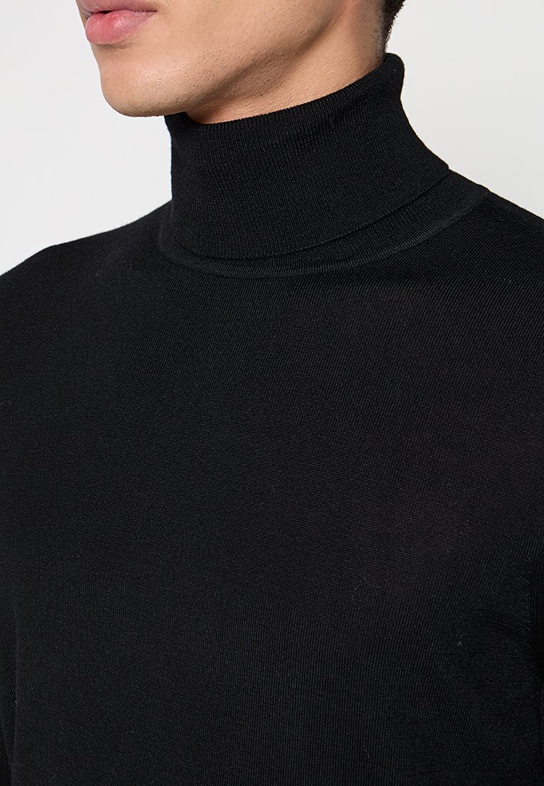 Schwarzer Rollkragenpullover aus strukturiertem Strickmaterial, mit hohem Kragen und körpernaher Passform, der eine glatte, einfarbige Oberfläche ohne Muster zeigt.