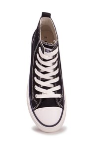 Zapatilla de lona negra con punta de goma blanca, que presenta cordones blancos y costuras en contraste. Talla 39 impresa en el interior.