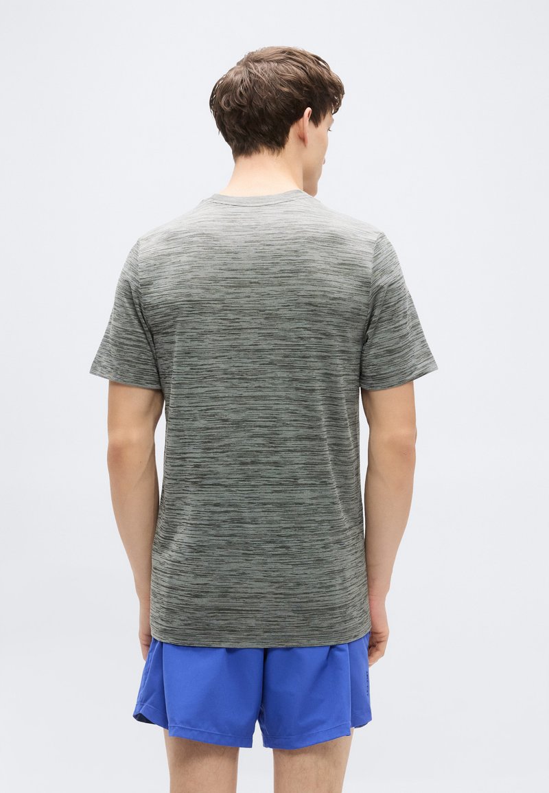 Nike Performance TEE NEW VENEER - Sportovní tričko - iron grey/pure/black