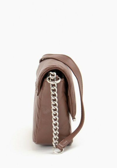 Borsa a tracolla in pelle marrone con texture trapuntata, vista laterale che mostra una tracolla a catena e una forma rettangolare compatta. Accentuata da hardware lucido.