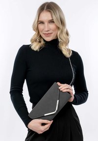 Bolso de mano gris con una superficie texturizada, herrajes plateados angulares y una correa de cadena. Presenta un diseño de solapa plegable.