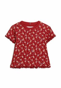 Rotes Blumen-T-Shirt mit kurzen Ärmeln und welligen Abschlüssen, das kleine gelbe, blaue und weiße Blumen auf strukturiertem Stoff zeigt.