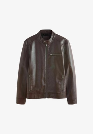 Tumši brūna ādas jaka ar priekšējo rāvējslēdzēju, stāvo apkakli ar spiedpogas aizdari un trim rāvējslēdzēja kabatām uz baltas fona.